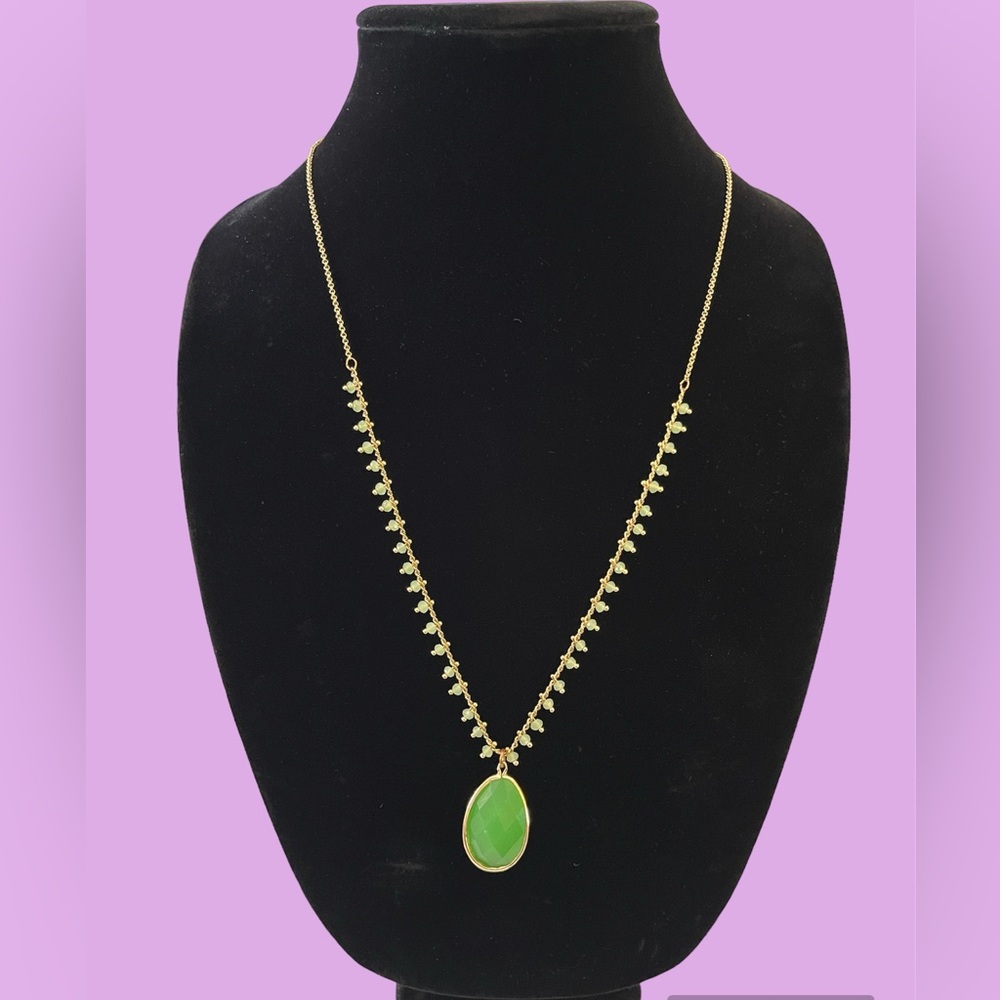 28” Gold tone faux Jade necklace, EUC, no flaws except for normal wear on the
